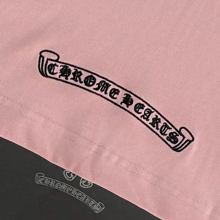 P180 Chrome Hearts Chrome Hearts 25 high version. The fabric is made of 300g high-density pure cotton. It does not deform or shrink. It has three labels. It is the same style for men and women. Technology: patch embroidery + original development hardware. Color: white, black, pink. SIZE: S-XL